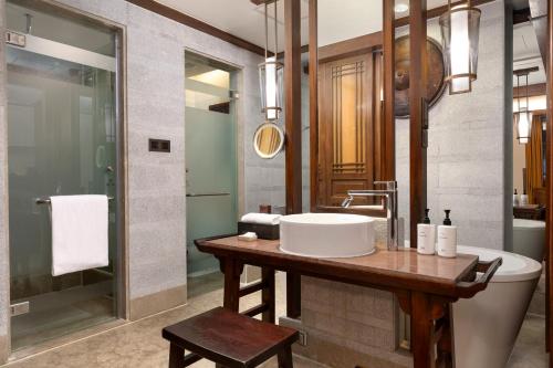 Ένα μπάνιο στο InterContinental Lijiang Ancient Town Resort by IHG