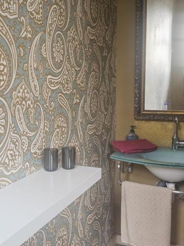 a bathroom with a sink and a mirror at Gemütliche Wohnung mit Sauna in Neumarkt in der Oberpfalz