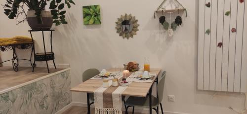 Гостиная зона в Maison d'hôtes Coeur d'Hérault - Gîte et Chambres d'hôtes - SPA & Massages