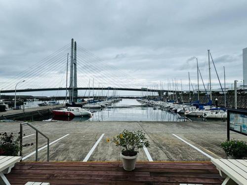 a view of a marina with boats in the water at 日式庭院古宅难波直达4房双浴室厕所厨房齐全团队首选可体验和服茶道空中瑜伽交通购物方便bbq可 in Izumi-Sano