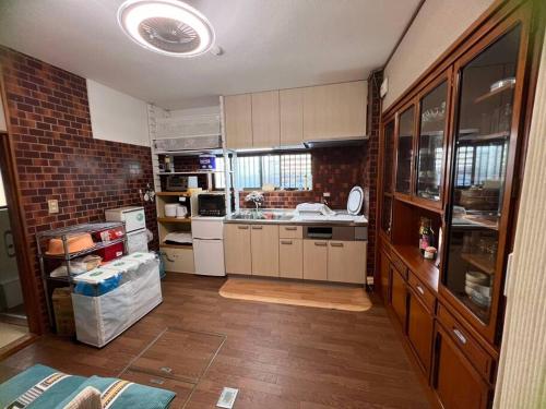 Cuina o zona de cuina de 日式庭院古宅难波直达4房双浴室厕所厨房齐全团队首选可体验和服茶道空中瑜伽交通购物方便bbq可