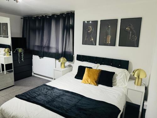Postel nebo postele na pokoji v ubytování Homely 2Bed Flat 1 minute from Tram Stations