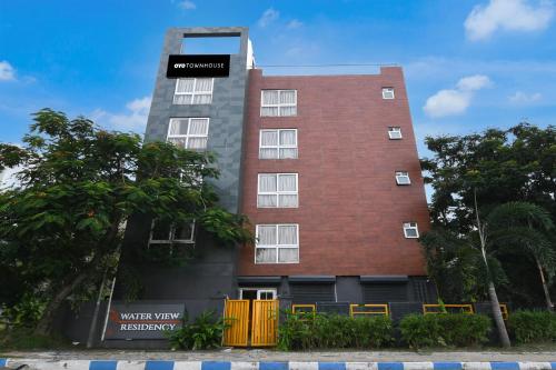 een gebouw met een bord waarop staat: residentie met uitzicht op het water bij Super Collection O Water View Residency in kolkata