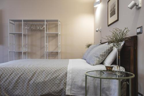 a bedroom with a bed and a glass table at Residenza D'Epoca Il Grifoncello in Montepulciano