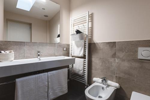 a bathroom with a sink and a toilet at Residenza D'Epoca Il Grifoncello in Montepulciano