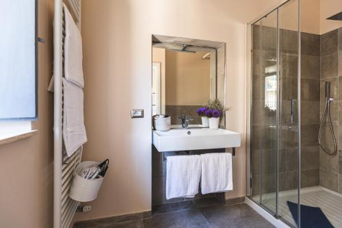 a bathroom with a sink and a shower at Residenza D'Epoca Il Grifoncello in Montepulciano