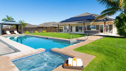 ADVENTURE AWAITS Fun 4BR Ainamalu Home with Private Poolの敷地内または近くにあるプール