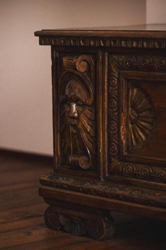 a wooden box with a face on it on a table at Residenza D'Epoca Il Grifoncello in Montepulciano