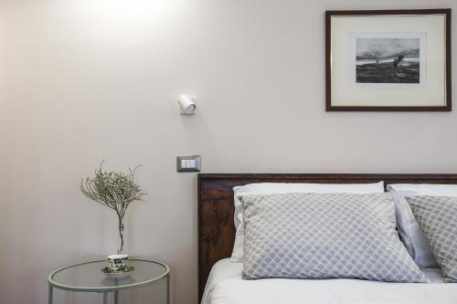a bedroom with a bed with a glass table at Residenza D'Epoca Il Grifoncello in Montepulciano