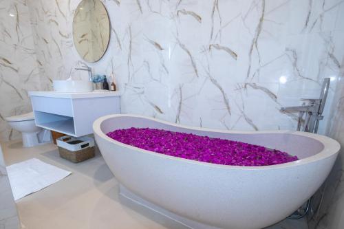 Bilik mandi di Canggu Oasis - Your Poolside Escape 2BDR Villa