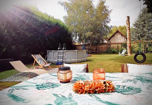 Una mesa en un patio trasero con un mantel encima. en Maison de campagne, en Chaudon
