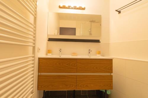 a bathroom with a sink and a mirror at AfroBoHome, Expérience Atypique, clim, 2 à 6 personnes, Proche centre Nîmes, Garage clos in Nîmes