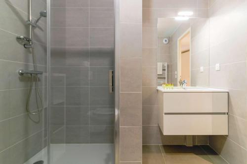 une salle de bain avec douche et lavabo dans l'établissement SELECT'soHOME - Appartement pour 5 personnes idéalement situé à proximité de la plage et des commerces de La Favière ! - ILOA-B04, à Bormes-les-Mimosas