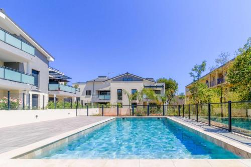 une piscine devant une maison dans l'établissement SELECT'soHOME - Appartement pour 5 personnes idéalement situé à proximité de la plage et des commerces de La Favière ! - ILOA-B04, à Bormes-les-Mimosas