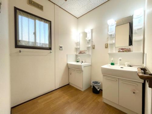Ένα μπάνιο στο Guest House MEETS Okayama all private room hostel