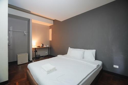 Ένα ή περισσότερα κρεβάτια σε δωμάτιο στο XX GO INN Silom BTS Surasak โกอินน์ สีลม บีทีเอส สถานีสุรศักดิ์