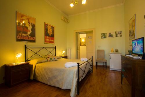 1 dormitorio con 1 cama y TV en Laterano Inn en Roma