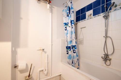 La salle de bains est pourvue d'une douche et d'une baignoire. dans l'établissement Rubis - Joli T2 dans le 10e arrondissement Paris, à Paris
