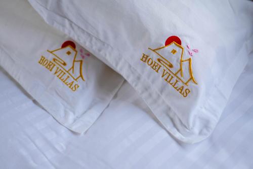 two white bags with the words happy meals on them at HOEI villas Fujisan全景 富士山 河口湖中心区 in Fujikawaguchiko