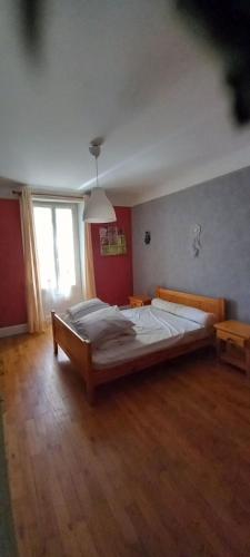 une chambre avec un grand lit dans une pièce dans l'établissement Gite Lamalpapoche, à Quézac