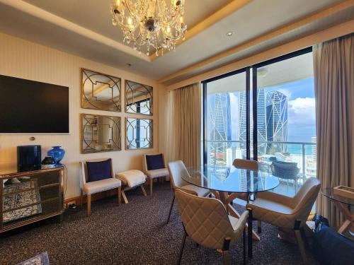 Μια τηλεόραση ή/και κέντρο ψυχαγωγίας στο Deluxe Private Apartment and Studio - Ocean Views