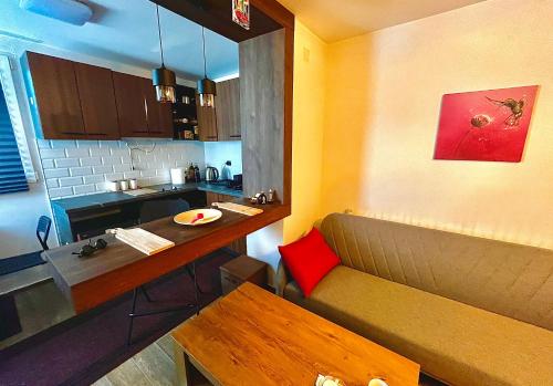 una cucina con un divano e un tavolo di Colibri Studio a Skopje