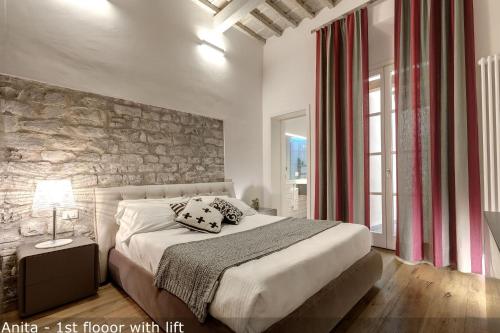 A bed or beds in a room at Belle Donne Apartments by Mamo Florence