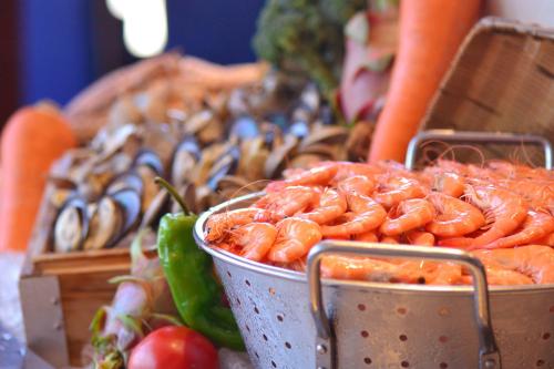 a display of shrimp and vegetables at a market at Minyoun Chengdu Dongda Hotel in Chengdu