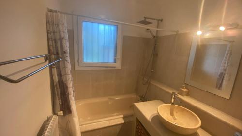 une salle de bain avec un lavabo et une baignoire dans l'établissement T3 en REZ-DE-JARDIN sur VALESCURE, à Saint-Raphaël