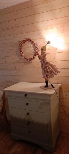 a doll holding a microphone on top of a dresser at Les roses d'Olga in Aubechies