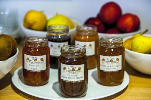 a group of four jars of honey on a plate at Brit Hotel Toulouse Colomiers – L’Esplanade in Colomiers