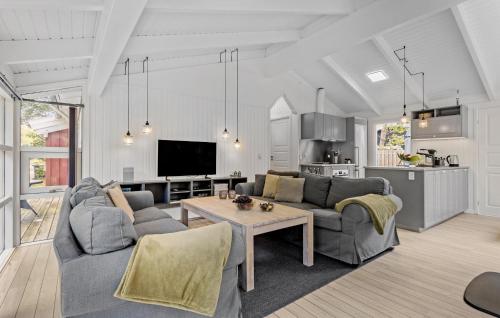 Η κουζίνα ή μικρή κουζίνα στο Amazing Home In Hals With Sauna