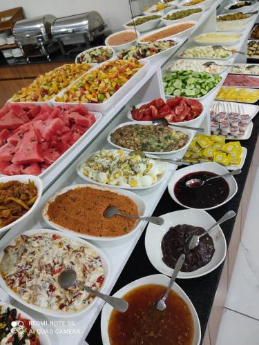 een buffet van verschillende soorten eten op een tafel bij Mays Royal Hotel in Istanbul