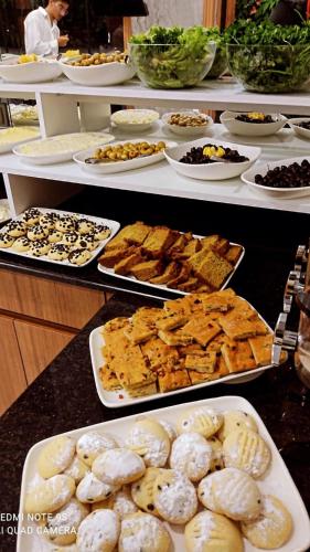 een buffet met veel verschillende soorten eten bij Mays Royal Hotel in Istanbul