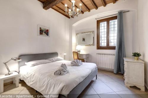 Postel nebo postele na pokoji v ubytování Palazzuolo Tower Apartments by Mamo Florence