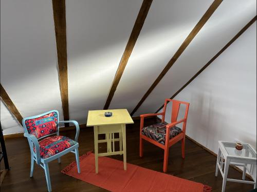 Habitación con 2 sillas, mesa y mesa. en Planinski beg, Tara, Sekulići, en Sekulić 