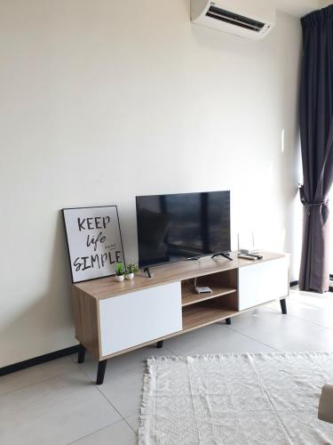 Televisyen dan/atau pusat hiburan di New 2BR OR 3BR Serenity Homestay at Urban Suite by URBAN STAYCATIONS LOD