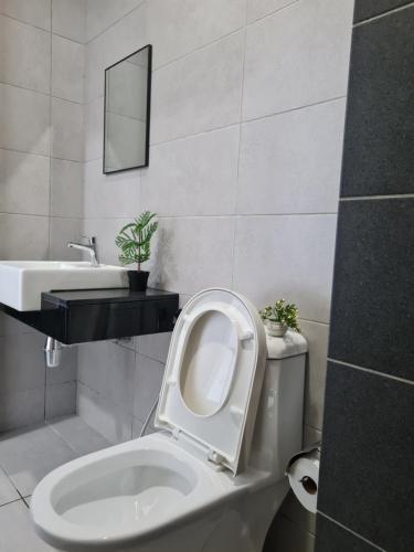 Bilik mandi di New 2BR OR 3BR Serenity Homestay at Urban Suite by URBAN STAYCATIONS LOD