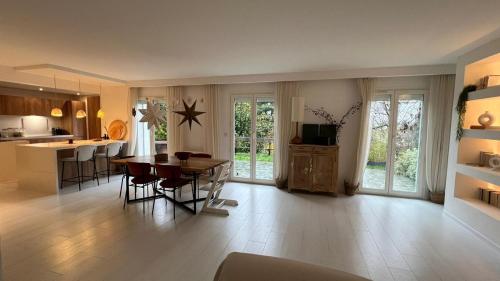 Dapur atau dapur kecil di Maison familiale, belle et moderne proche de Versailles et Thoiry