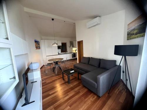 un soggiorno con un divano e un tavolo di Suite Panorama Fiesole a Fiesole