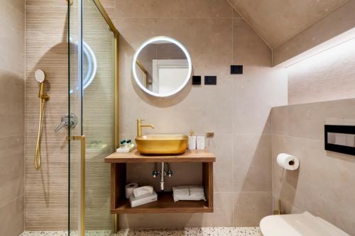 Un baño con lavabo y ducha de cristal. en La Riva Luxury Rooms, en Rovinj