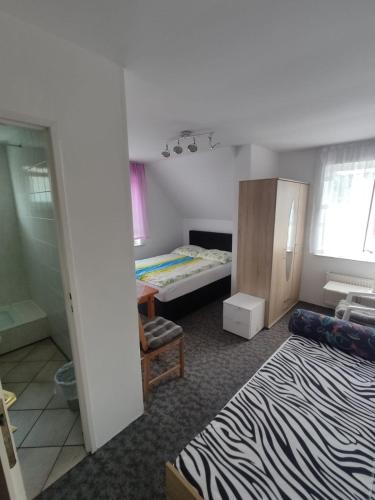 a small room with two beds and a window at Pokoje Gościnne U Dany in Jarosławiec