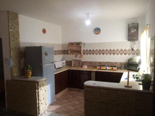 Η κουζίνα ή μικρή κουζίνα στο Diar Aquilaria For Rent no1