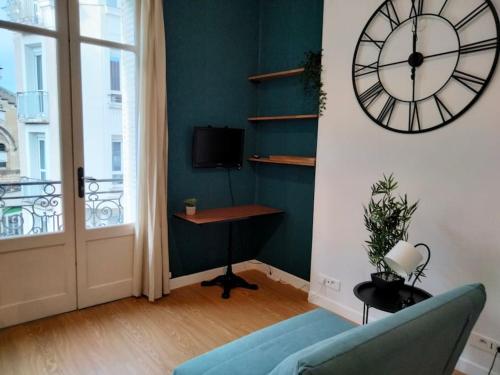 - un salon avec une grande horloge murale dans l'établissement LE SAINT LOUIS - Hypercentre - Opéra - Proche Parcs, à Vichy