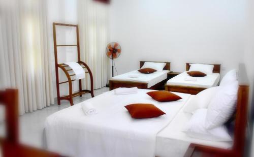 Zimmer mit 2 Betten und 2 Stühlen in der Unterkunft Ella, Nine Arch Holiday Resort in Ella