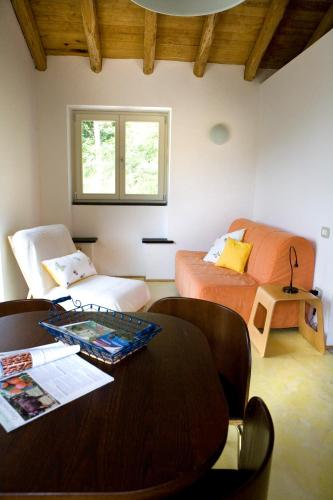 a living room with a table and a bed and a room at Agriturismo il Mulino in Stibiveri