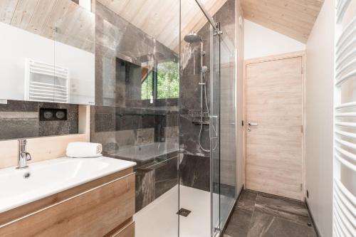 une salle de bain avec douche et lavabo dans l'établissement Chalet Soljanel, à Chamonix-Mont-Blanc