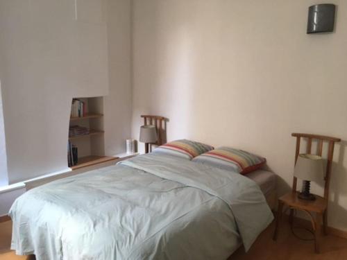 - une chambre avec un lit, 2 chaises et 2 lampes dans l'établissement Domitine, à Besançon