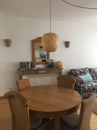 - une table à manger avec des chaises et un canapé dans l'établissement Domitine, à Besançon