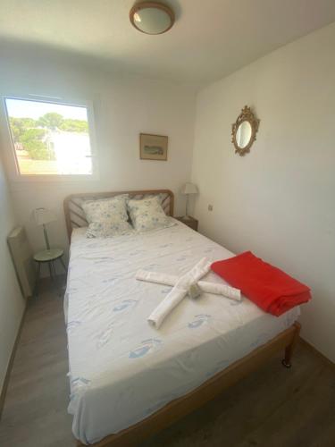 une chambre avec un lit avec deux serviettes dessus dans l'établissement Petit cocon vue sur la corniche de Sete, à Sète